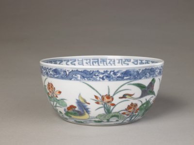 Polychrome Mandarin lying lotus bowl