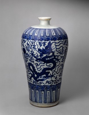 Long wearing blue and white pattern vase