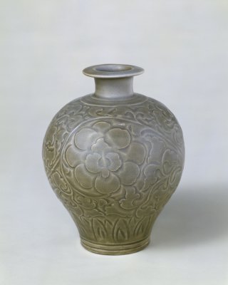 Yaozhou kiln celadon engraved vase