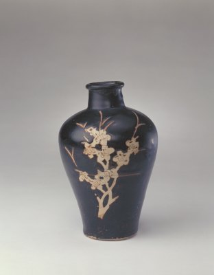 Jizhou kiln black glaze-carved flower bottle