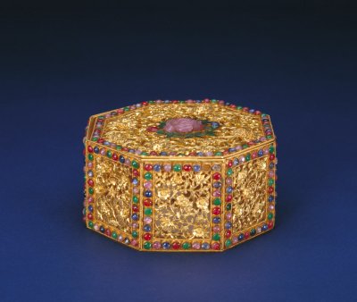 Gold inlay gem carved floral anise box